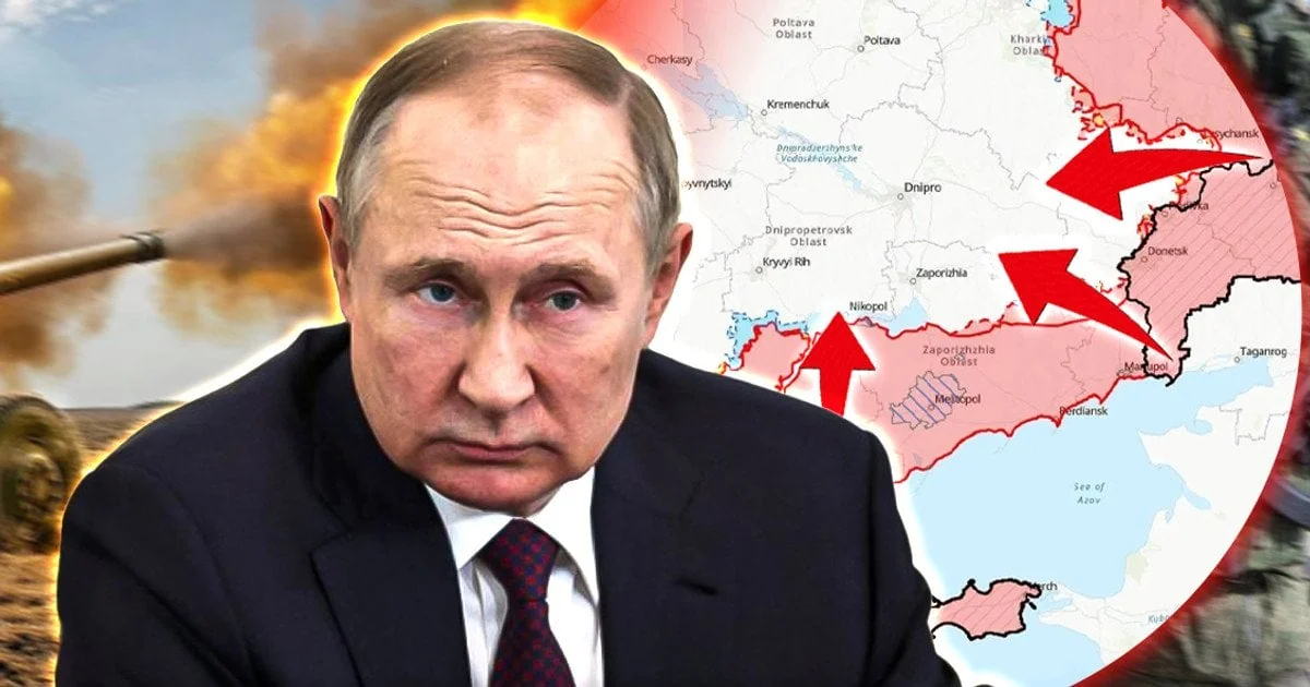 Володимир Путін на тлі карти України з червоними стрілками наступу та полумям війни