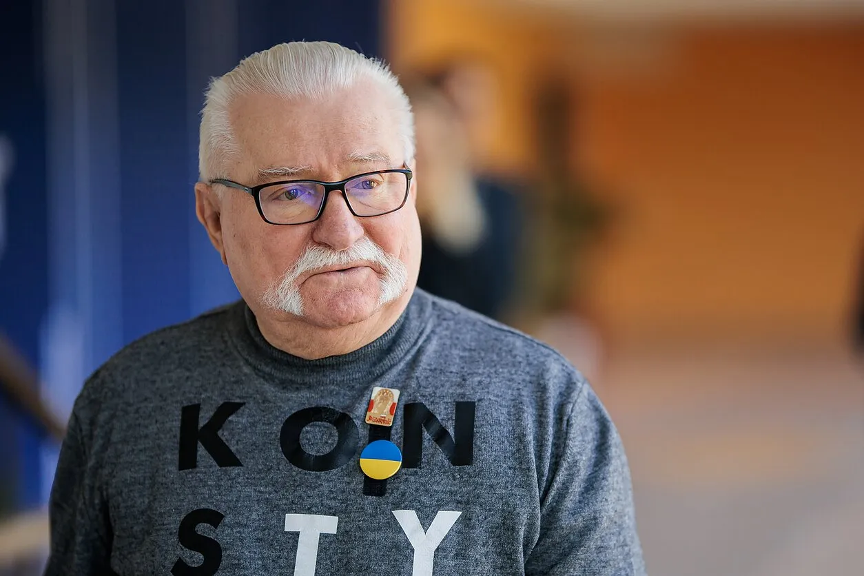 Лех Валенса з українським прапором на значку