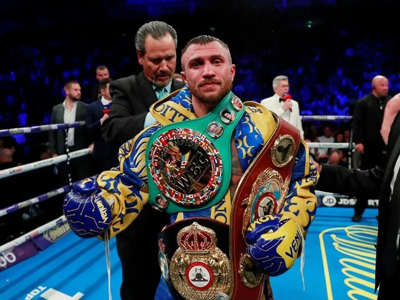 Василь Ломаченко з кількома чемпіонськими поясами на рингу