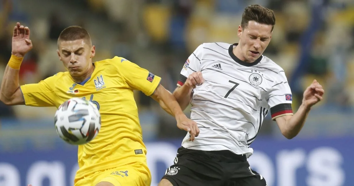 Гравець України U-19 бореться за мяч проти футболіста Німеччини