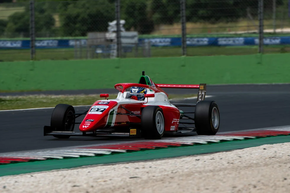 Болид Prema Александра Бондарева на трассе Валлелунга в Евро F4