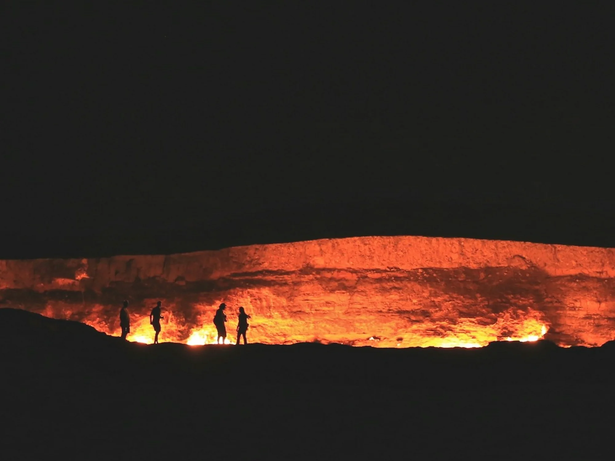 Силуети на тлі палаючої прірви як символ вогню та пристрасті Eternal Fire