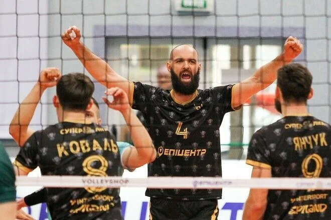 Гравці Епіцентр-Подоляни святкують очко в Кубку виклику CEV