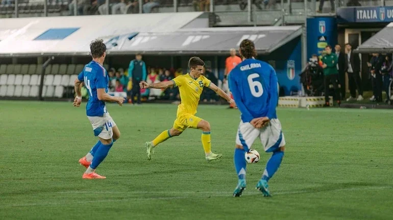 Гравець Данії U-19 веде мяч у матчі проти Італії на Євро-2026