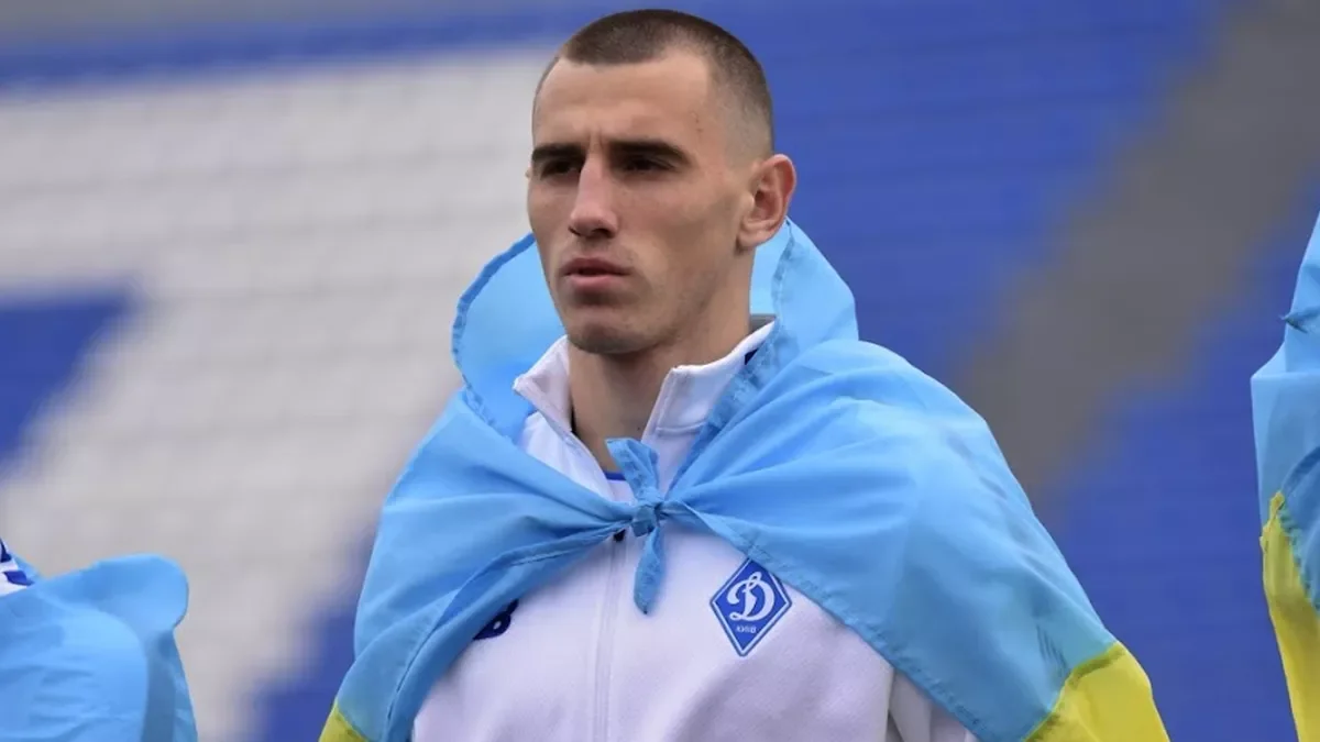 Максим Дячук з Динамо у білій куртці з клубним прапором
