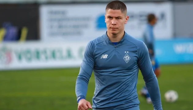 Денис Попов у формі Динамо на футбольному полі перед сезоном