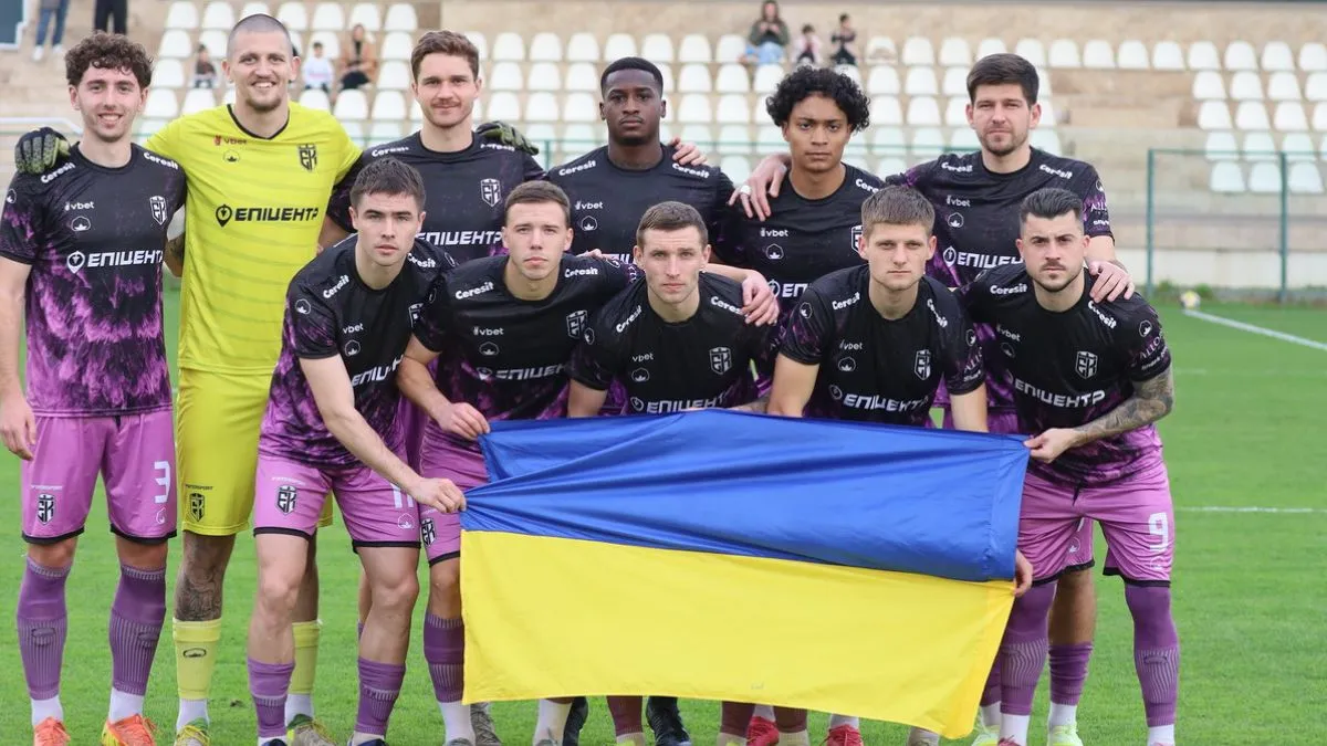 Футболісти Епіцентру з прапором України на зборах у Словенії