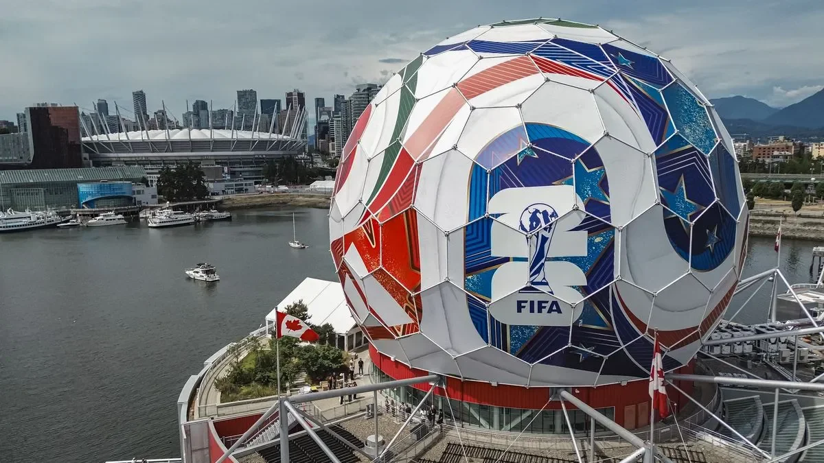 Гигантский мяч с логотипом ЧМ-2026 FIFA во Ванкувере