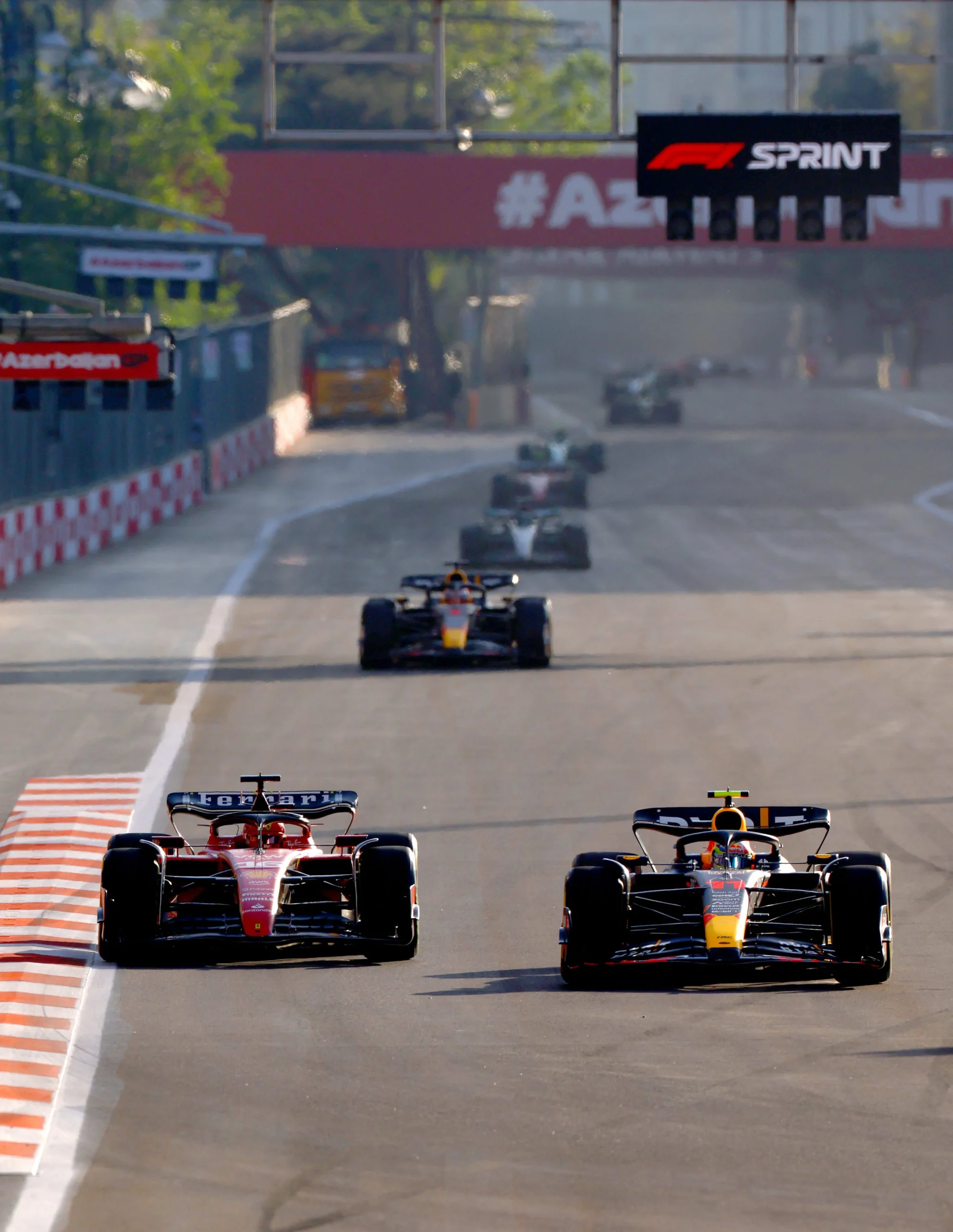 Боліди Формули-1 у спринтерській гонці під банером F1 Sprint