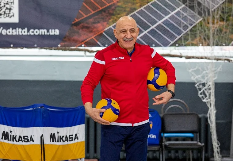 Гарій Єґіазаров з волейбольними мячами Mikasa в спортивному залі
