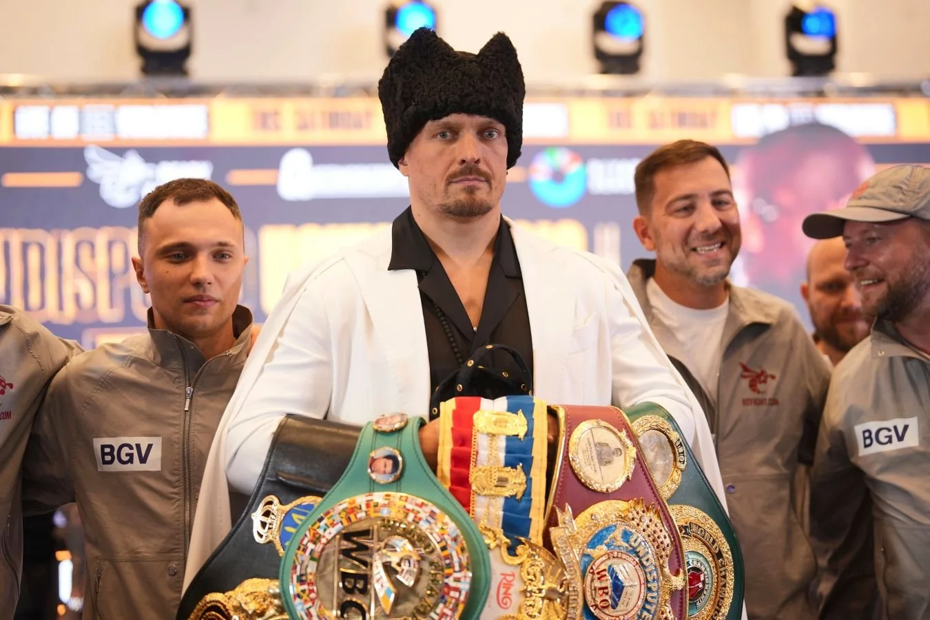 Мурат Гассиев с несколькими поясами чемпиона WBA и WBC перед боем с Кадиру
