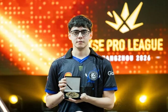 Игрок 9z HUASOPEEK с наградой MVP XSE Pro League 2026 в Ханчжоу
