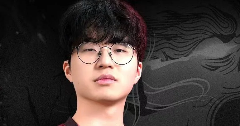 Гравець TYLOO Jee з круглими окулярами на темному фоні