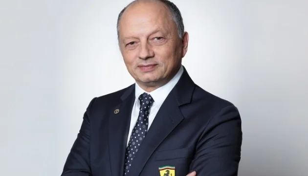 Фредерік Массару у костюмі з логотипом Ювентуса