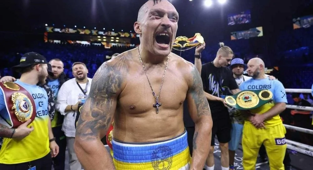 Брюс Керрінгтон святкує захист титулу WBC після перемоги на рингу