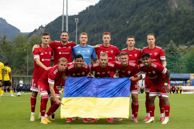 Футболісти Харкова з прапором України перед матчем проти РБ Зальцбург у Австрії