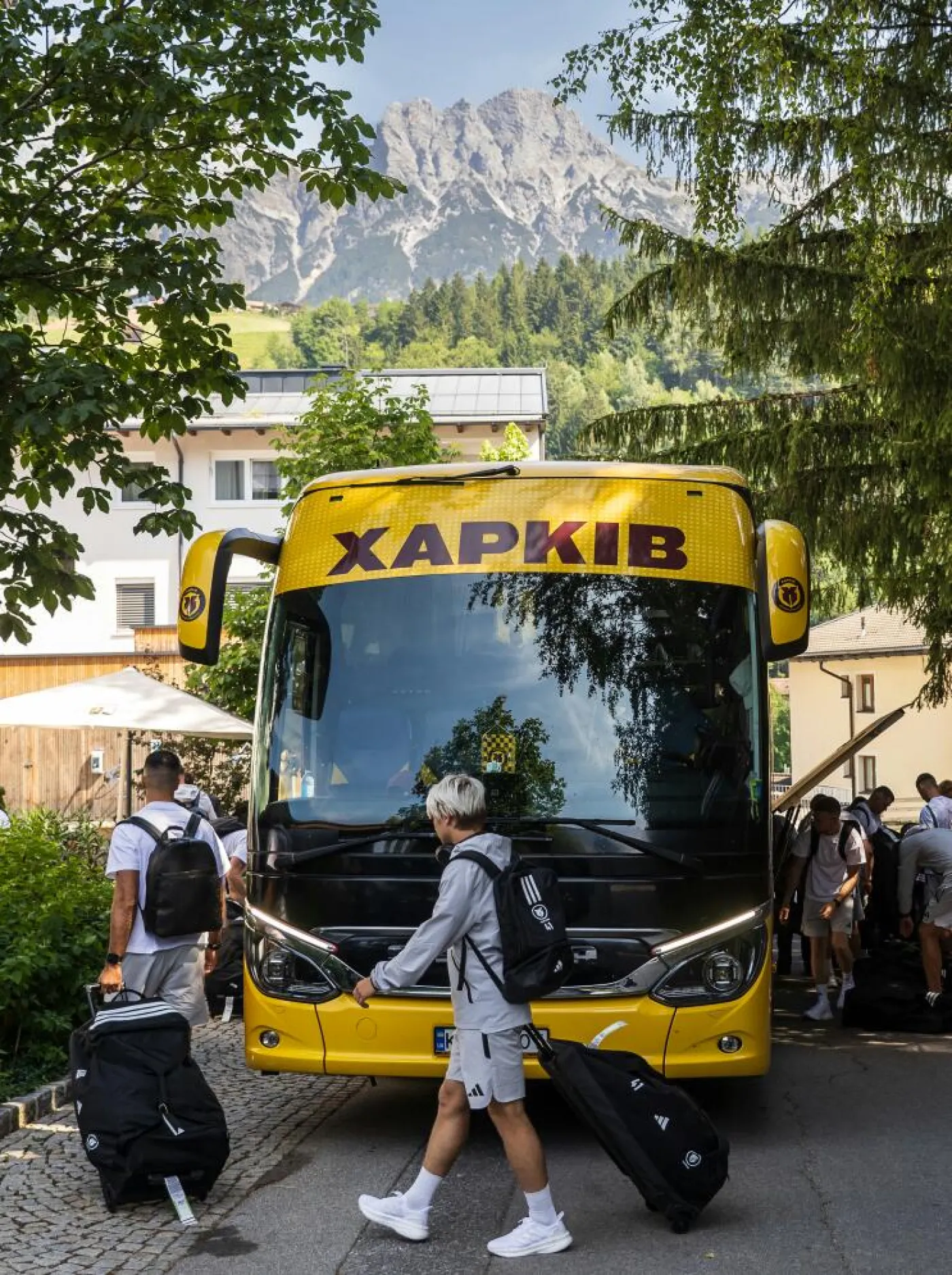 Автобус Харків з гравцями на фоні гір Австрії перед матчем з Янг Бойз