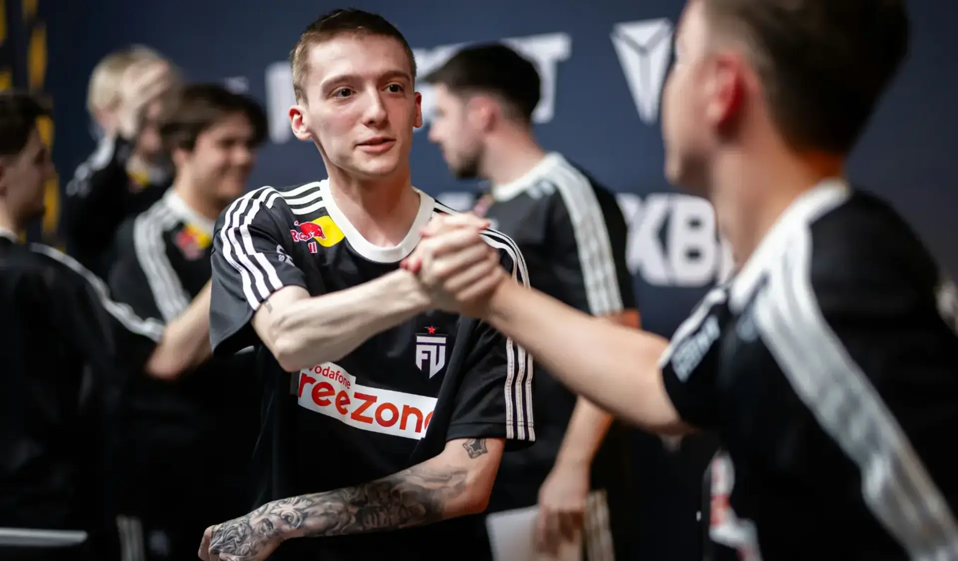 lauNX тисне руку товаришу по команді FUT під час прощання