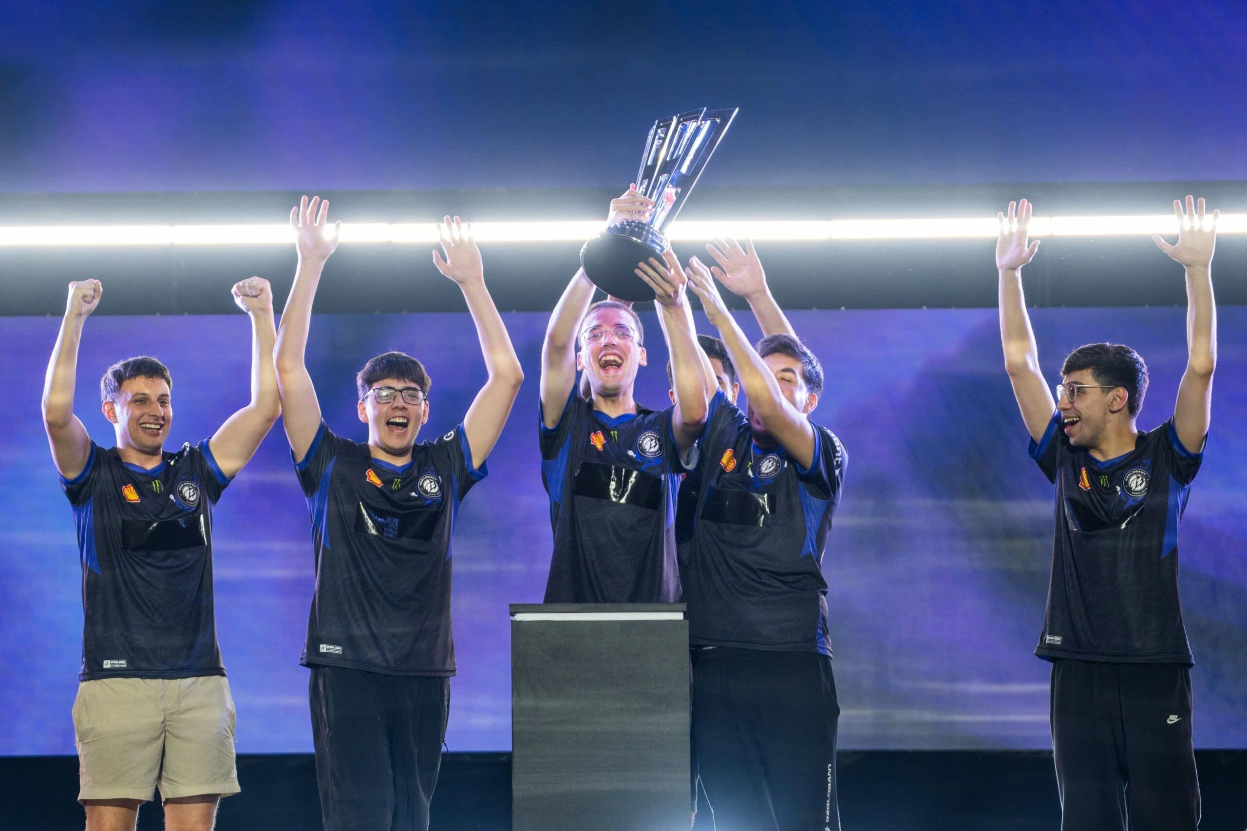 Гравці 9z святкують перемогу з трофеєм XSE Pro League
