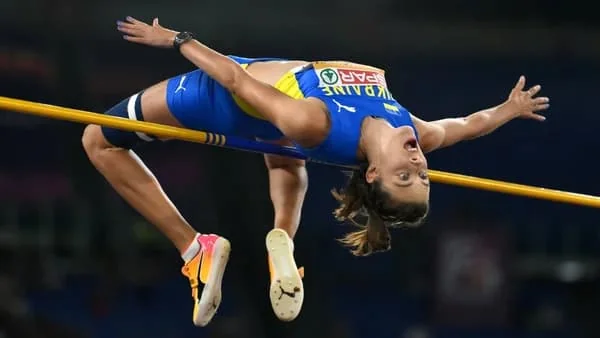 Ярослава Магучіх виконує стрибок у висоту на чемпіонаті України