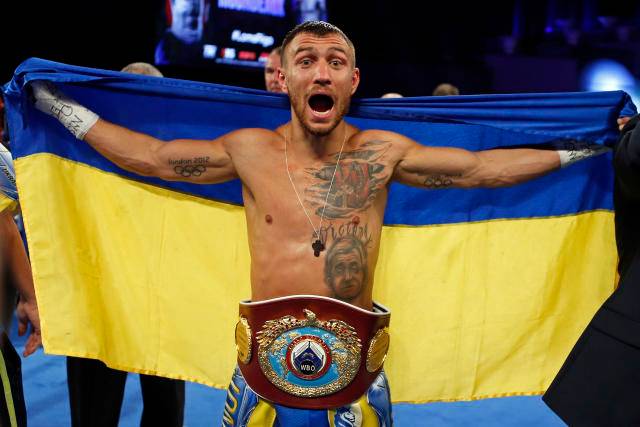 Ломаченко з українським прапором та поясом чемпіона WBO після перемоги