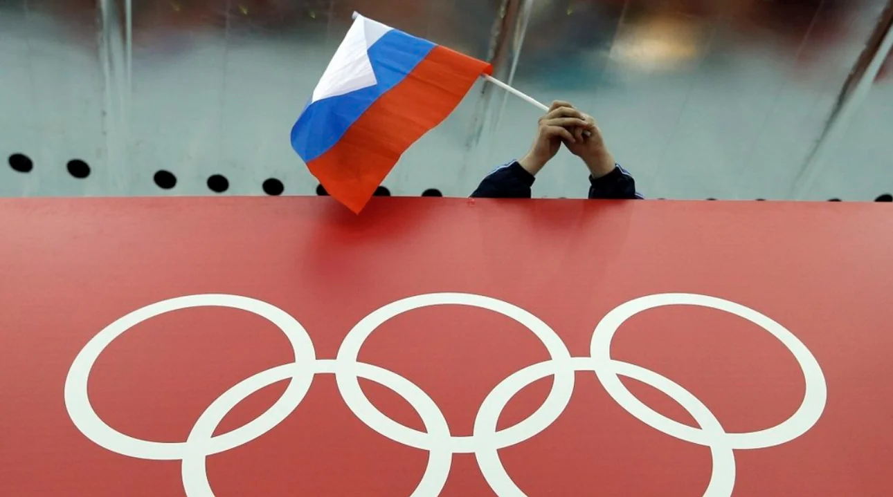 Російський прапор над олімпійськими кільцями після рішення МОК