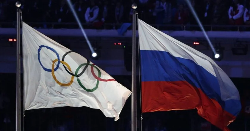 Прапори МОК та росії на олімпійській арені