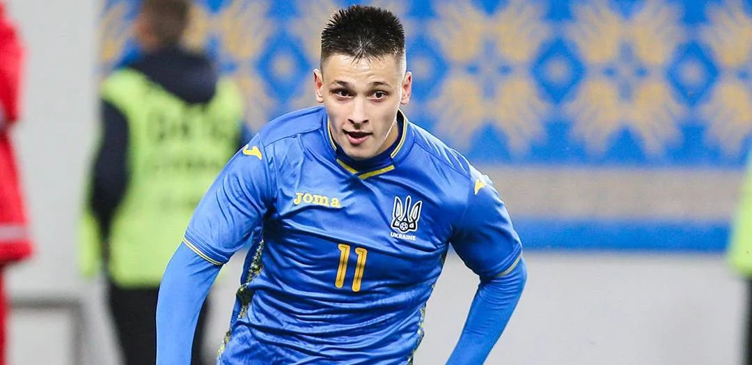 Назарий Русин в форме сборной Украины с номером 11 на поле