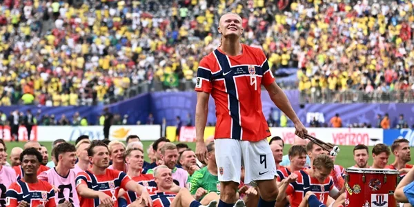 Игрок Норвегии с номером 9 празднует гол в четвертьфинале ЧМ-2026