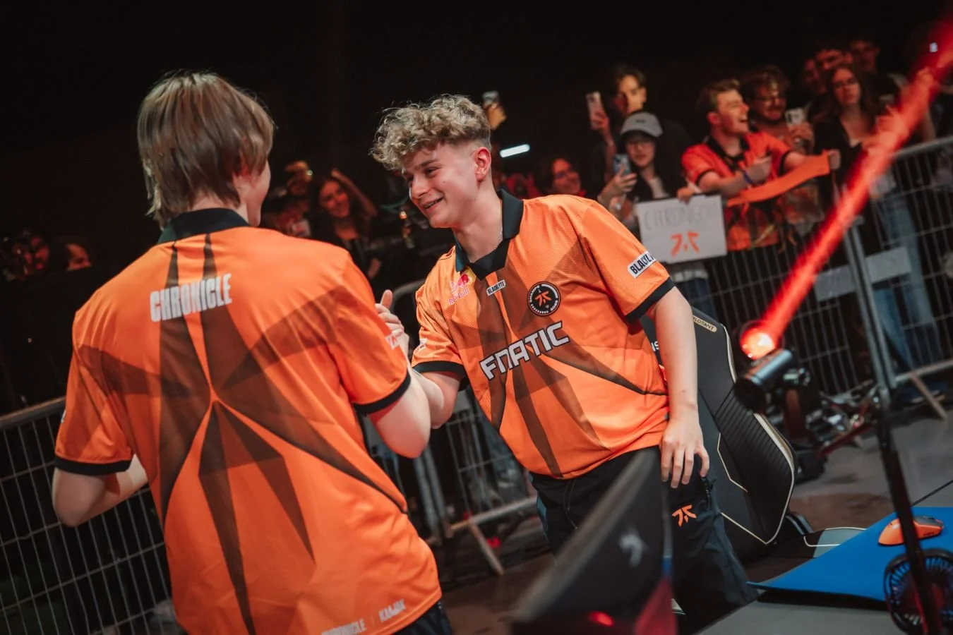 Гравці fnatic на сцені під час кіберспортивного івенту з CS2