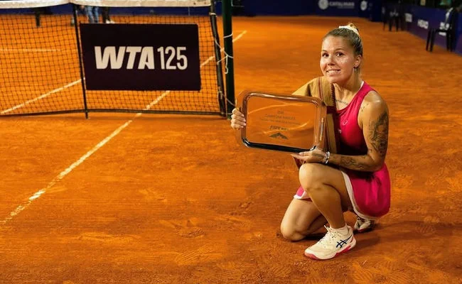 Тенісистка з трофеєм WTA 125 на ґрунтовому корті в Бастаді