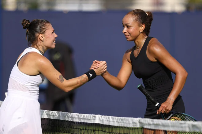 Олийникова и Приданкина пожимают руки после матча WTA 250 в Яссах
