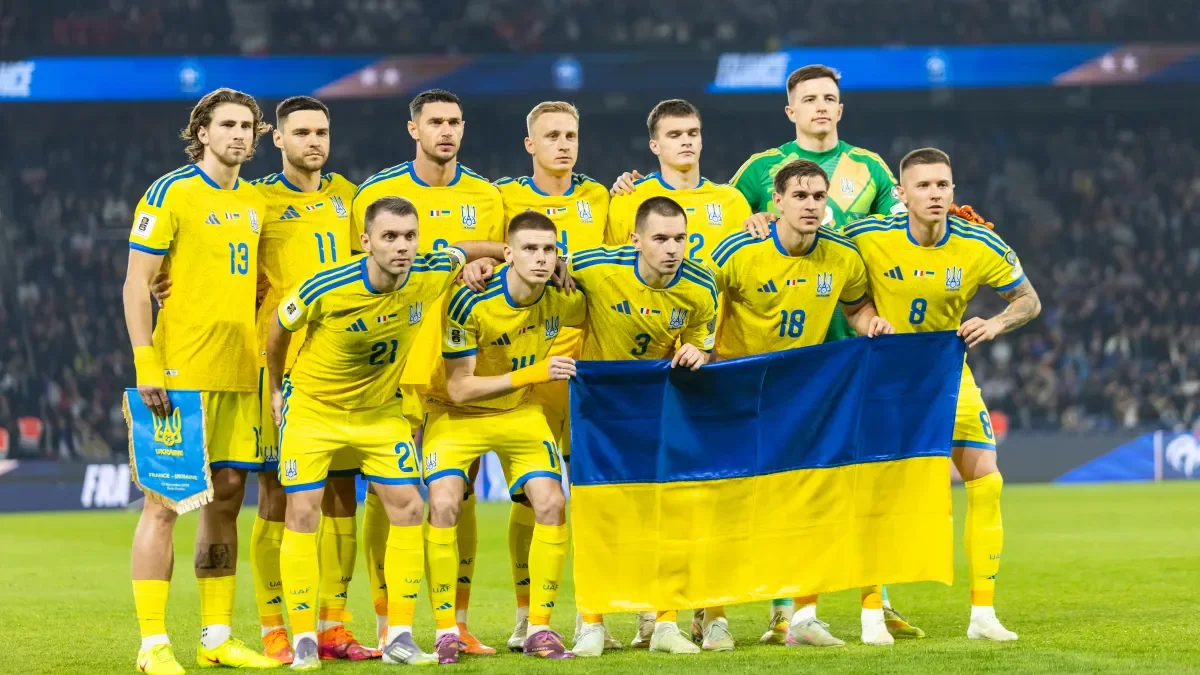 Сборная Украины по волейболу держит флаг на поле Лиги наций