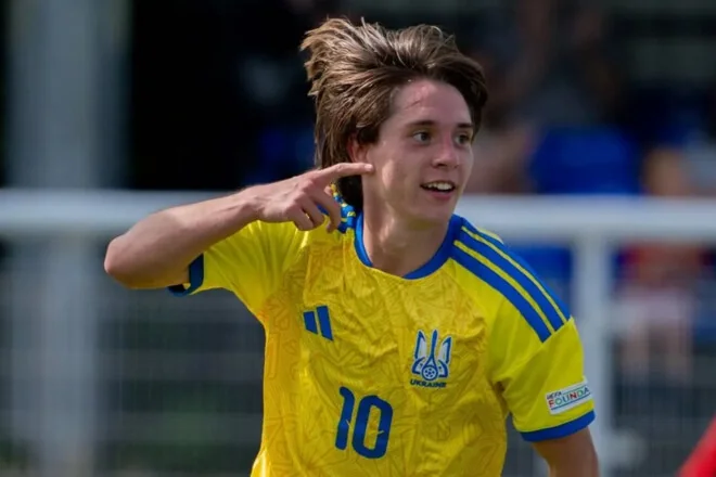 Богдан Оличенко у формі збірної України U-19 номер 10 святкує гол на Євро