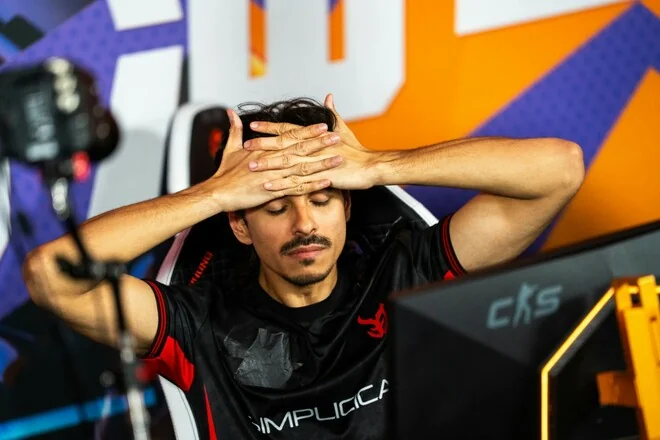 Гравець SIMPLICA тримає голову через технічні збої на XSE Pro League
