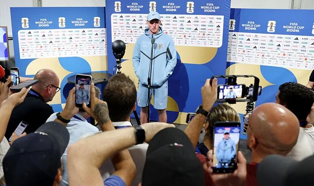 Джордан Пікфорд на прес-конференції ЧС-2026 з логотипами FIFA