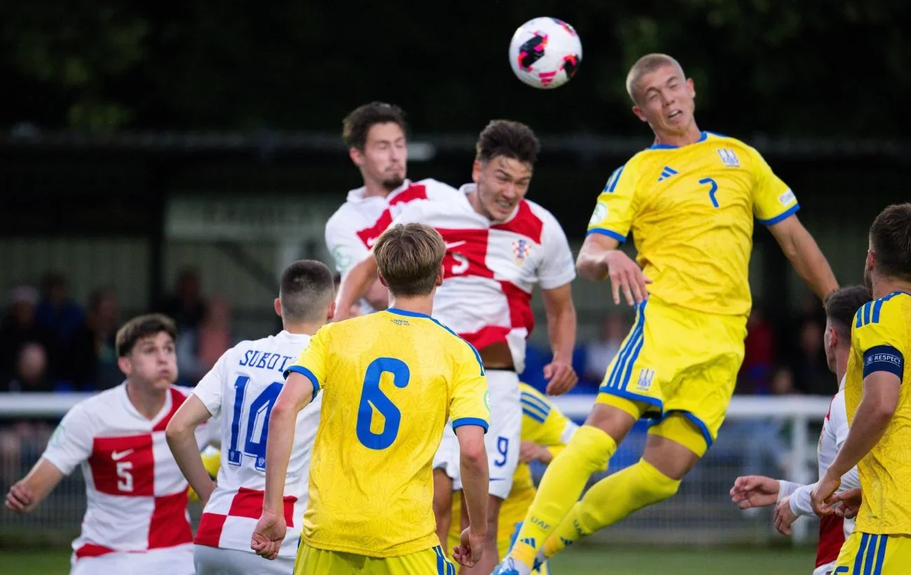 Гравець збірної України U-19 бє головою у матчі Євро-2026
