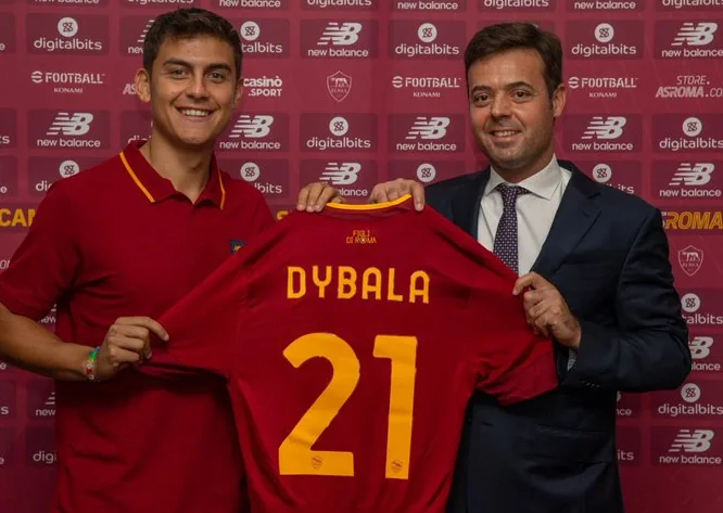 Пауло Дібала та представник Роми з футболкою DYBALA 21