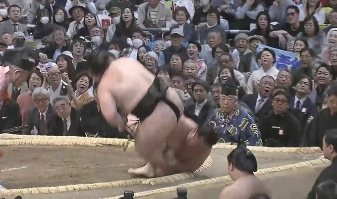 Сумоїсти змагаються на Nagoya basho в Наґої під час поразки Оносато