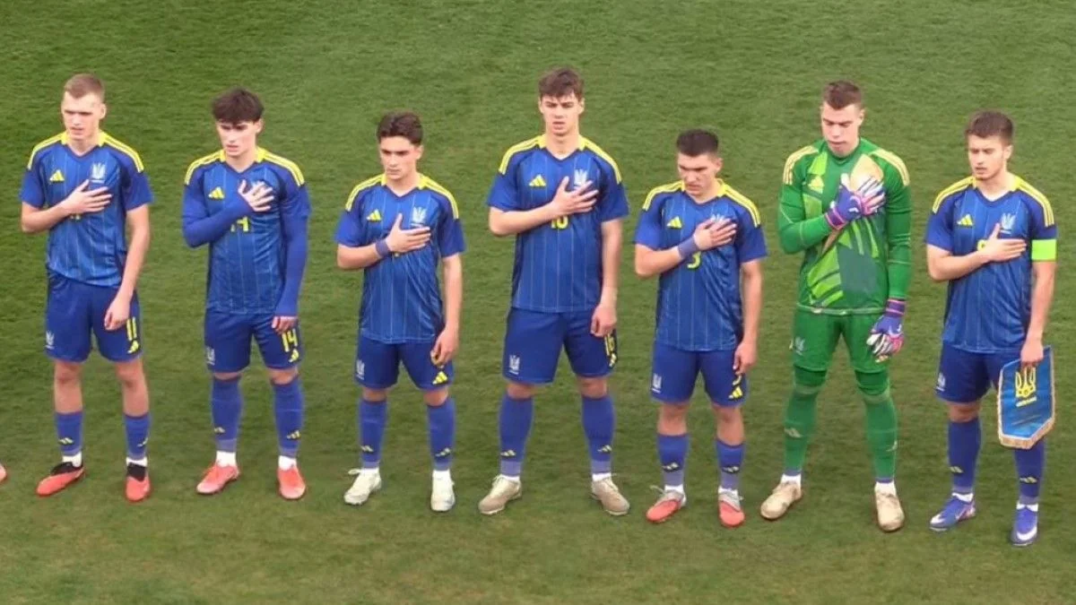 Гравці збірної України U-19 на полі під час гімну на Євро-2026