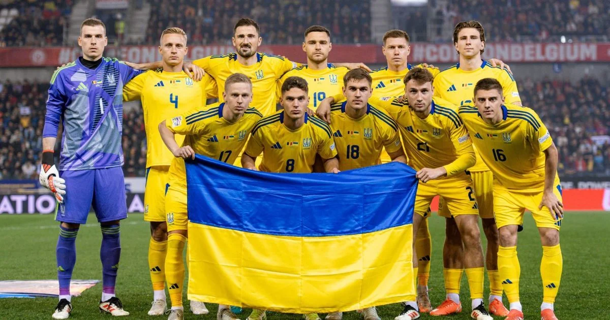 Збірна України тримає прапор на полі під час ЧС-2026