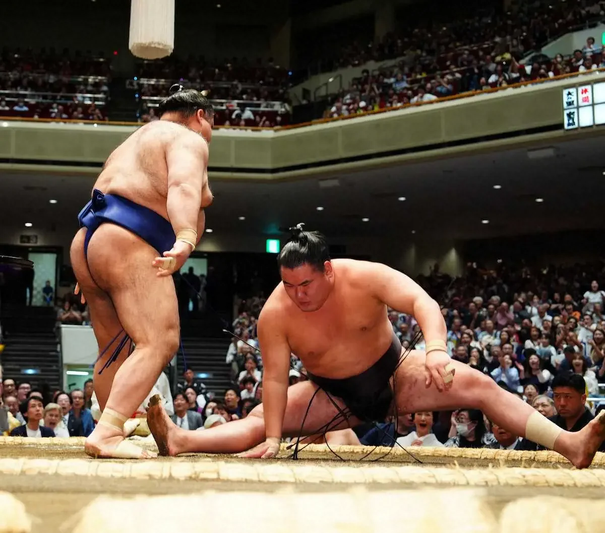 Шиси Масару побеждает соперника на турнире Nagoya basho