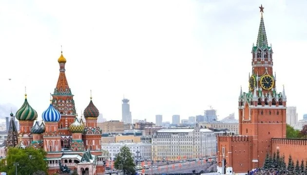 Собор Василія Блаженного та Спаська вежа Кремля на Красній площі Москви