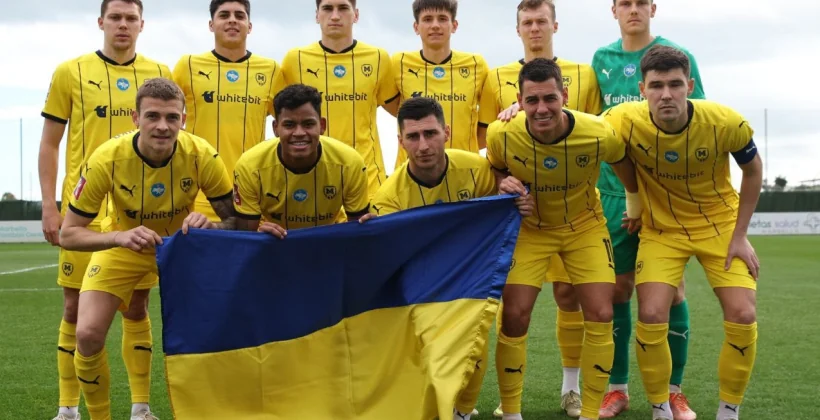 Стартовий склад Харкова з прапором України перед матчем проти Янг Бойз