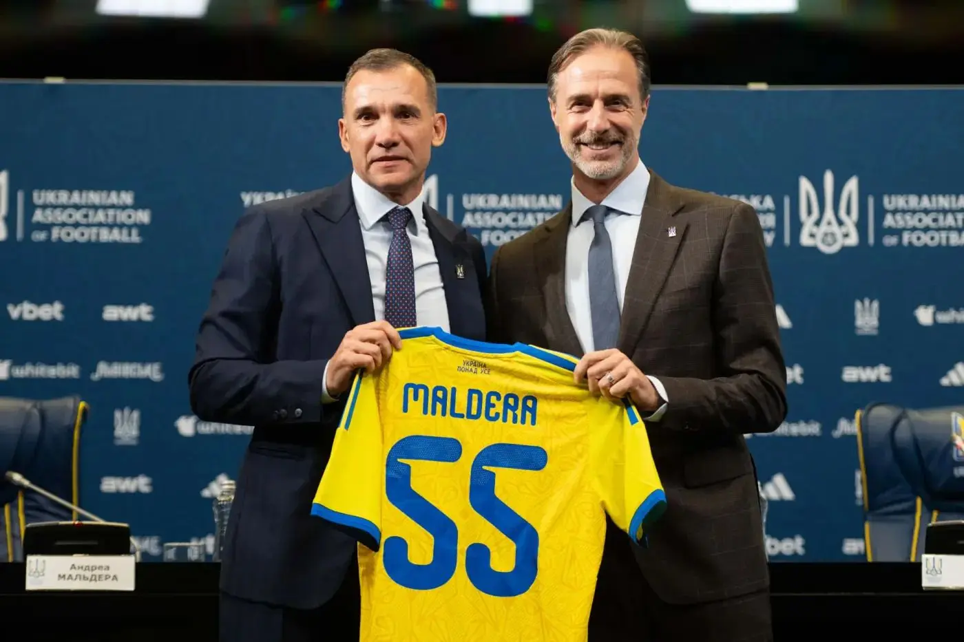 Андрій Мальдера тримає футболку MALDERA 55 на презентації УАФ