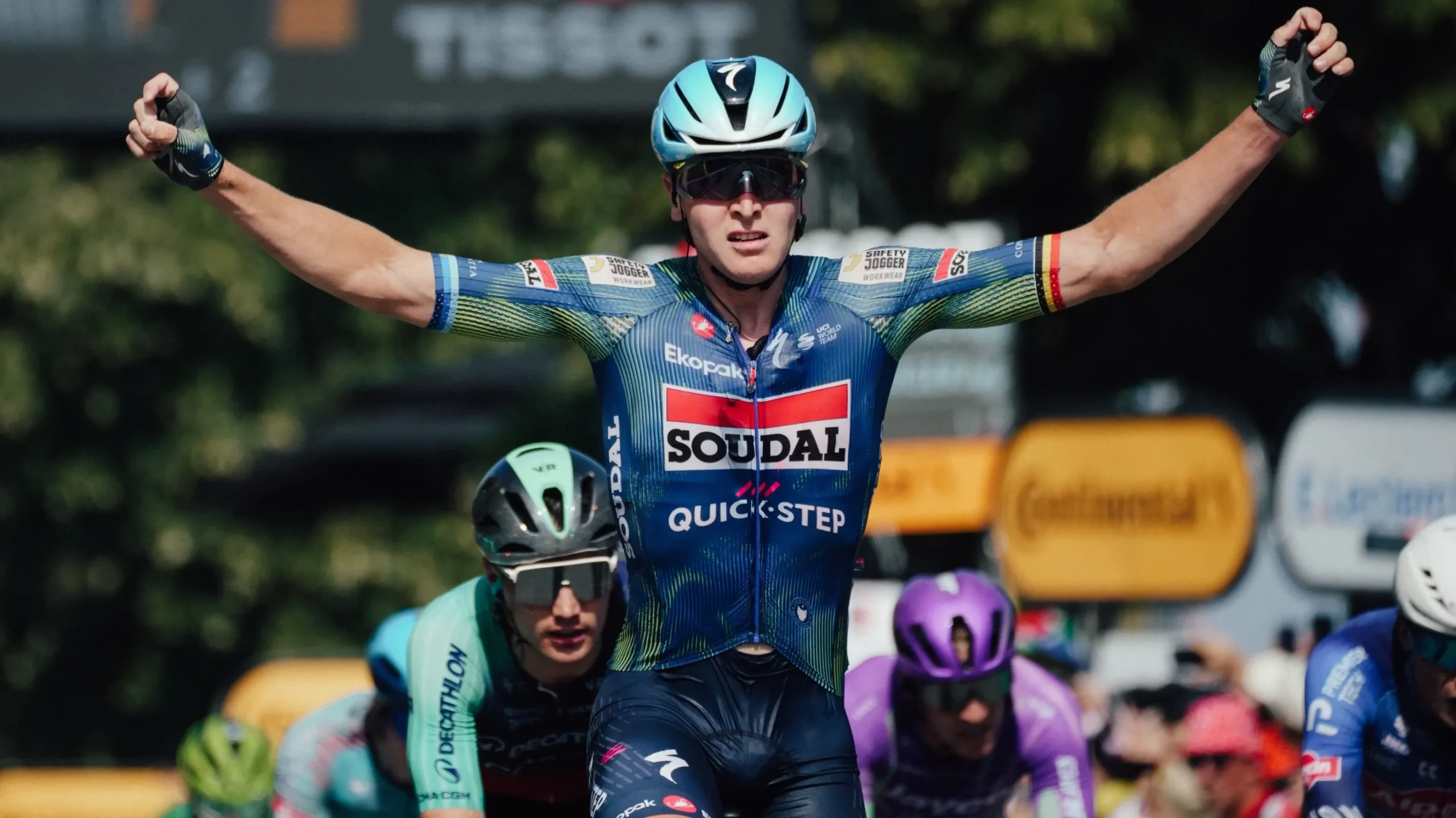 Тим Мерлье из Soudal Quick-Step празднует победу на 12-м этапе Тур де Франс