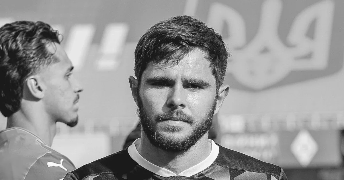 Полузащитник ЮАР Джейден Адамс в форме Puma с серьёзным взглядом на ЧМ