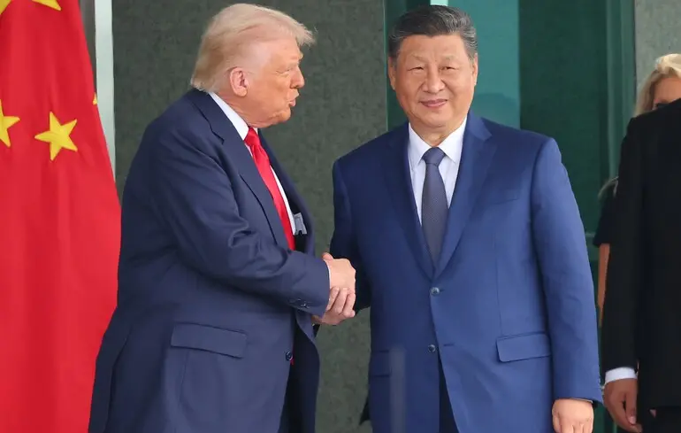 Дональд Трамп і Сі Цзіньпін тиснуть руки біля китайського прапора