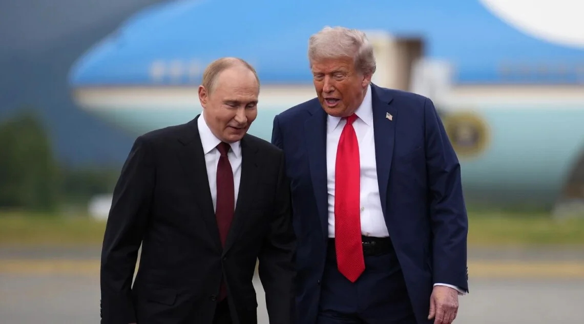 Дональд Трамп і Володимир Путін йдуть поруч біля президентського літака
