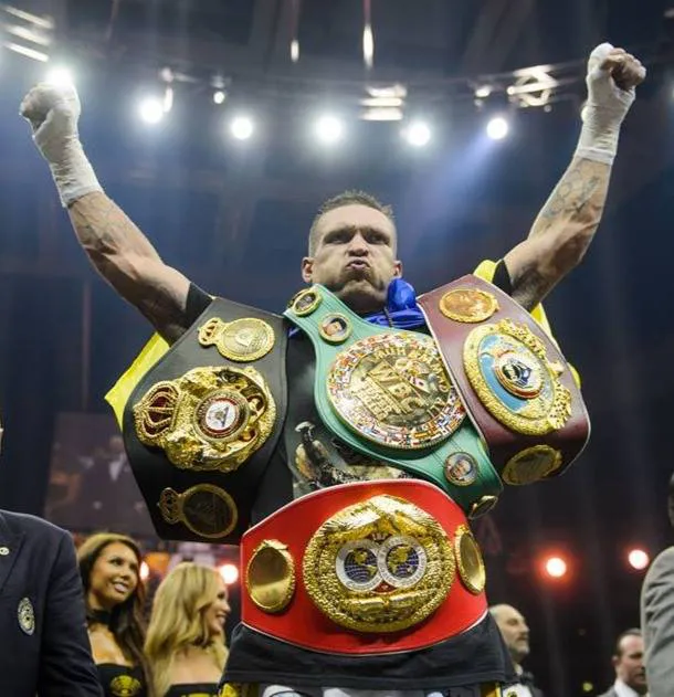 Александр Усик с несколькими чемпионскими поясами в сверхтяжёлом весе